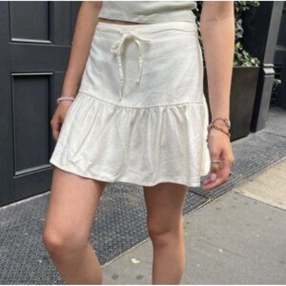 Brandy Melville Kenzo Linen Blend Ruffle Pull On Mini Skirt Size Small Cream - Picture 1 of 10